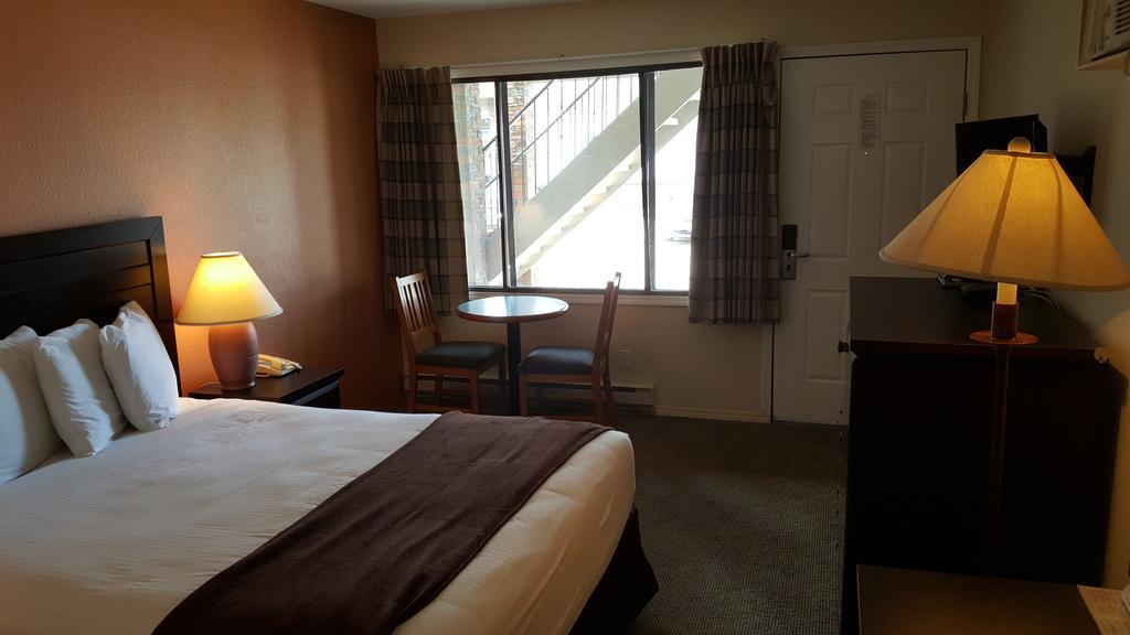 North Pointe Inn And Suites Kelowna Buitenkant foto