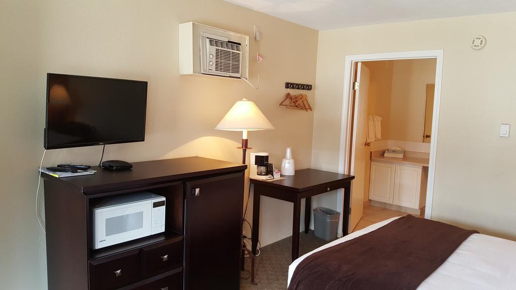North Pointe Inn And Suites Kelowna Buitenkant foto