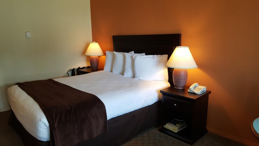 North Pointe Inn And Suites Kelowna Buitenkant foto